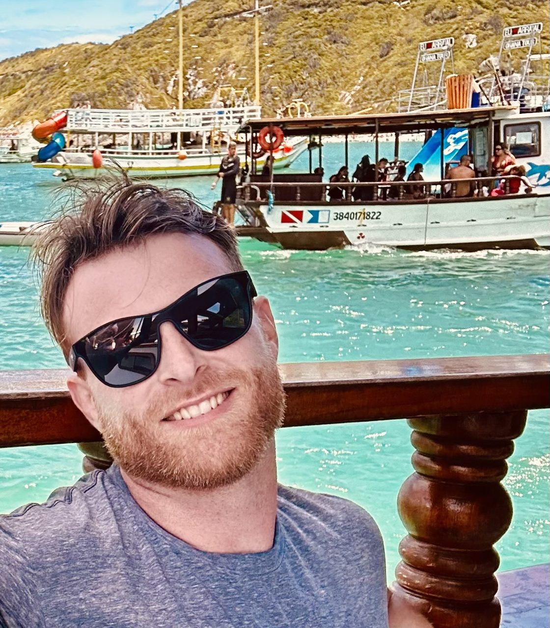 Tyler de óculos escuros num passeio de barco em Arraial do Cabo
