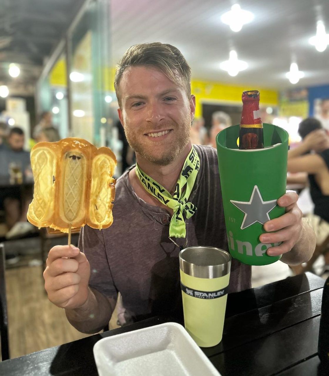 Tyler sorrindo numa noite de comida de rua